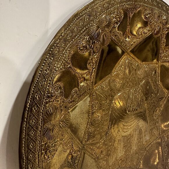 Vintage hand-hammered brass elephant plate, 7″ embossed ornamental wall décor - Picture 2 of 10